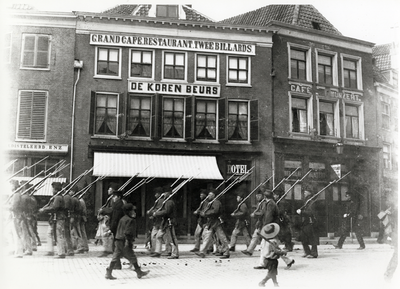72695 Gezicht op de voorgevels van de huizen Voorstraat 6 (café-restaurant De Korenbeurs) en 8 (rechts, café Munzert) ...